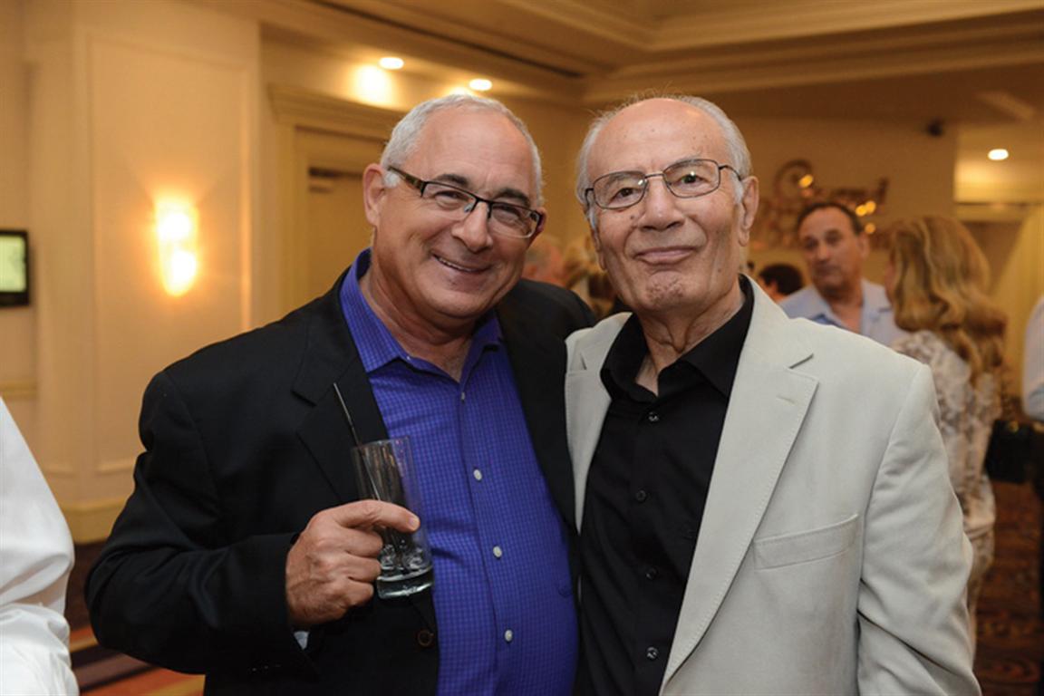 דורון כהן, חבר אגודת הידידים, עם הסופר אלי עמיר, אותו הציג באירוע